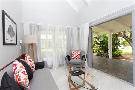 Muri Beachcomber - Watergarden lounge to verandah