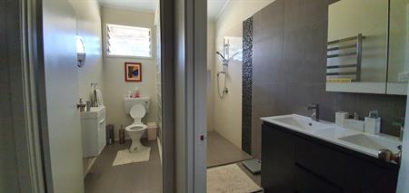 Divine Retreat - Guest Bedroom Shared Bathroom